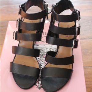 Crown Vintage strappy sandal black in size 6.5